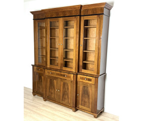 Stilvolle Anrichte mit Vitrine aus Nussbaumholz (V24)