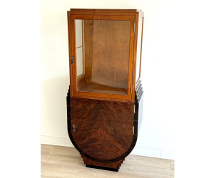 Art-Déco-Vitrine „Marseille“ – Wurzelholz-Nussbaum & Kirschbaum