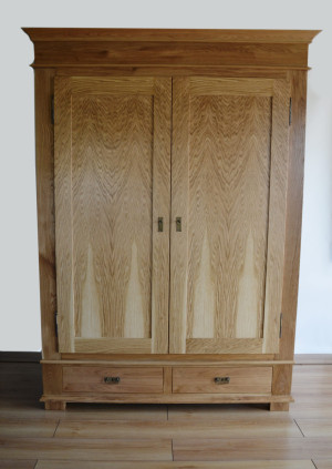 E21 Massivholz Kleiderschrank aus Eiche