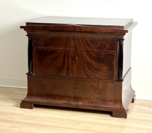 Elegante Mahagoni-Kommode im Biedermeier-Stil (B1.M)