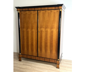 Ein Kleiderschrank im Biedermeier-Stil aus Kirschholz ,,E19"