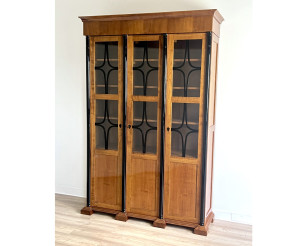 Biedermeier Vitrine mit schwarzen Säulen (V17)