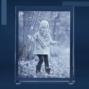 2D-Fotogravur im Glasprisma – Einzigartiges Foto-Geschenk aus Kristallglas, Größe M, 10,5x8x3 cm cm, Hochformat | LOOXIS