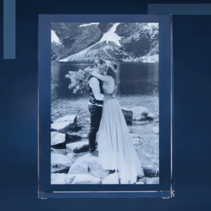 2D-Fotogravur im Glasprisma – Einzigartiges Foto-Geschenk aus Kristallglas, Größe L, 13,5x10x3,5 cm, Hochformat | LOOXIS