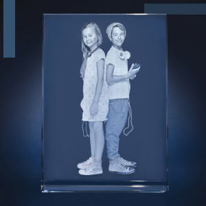 2D-Fotogravur im Glasprisma – Einzigartiges Foto-Geschenk aus Kristallglas, Größe XXL, 20x15x3,8cm, Hochformat | LOOXIS