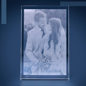 2D-Fotogravur im Glasprisma – Einzigartiges Foto-Geschenk aus Kristallglas, Größe 3XL, 30x20x4cm, Hochformat | LOOXIS