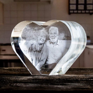 Personalisierte 2D-Fotogravur im Glasherz – Dein Bild im Kristall Herz XL verewigt als Geschenk zum Hochzeitstag, Muttertag, Valentinstag | LOOXIS
