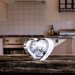 Personalisierte 2D-Fotogravur im Glasherz – Dein Bild im Kristall Herz M verewigt als Geschenk zum Hochzeitstag, Muttertag, Valentinstag | LOOXIS