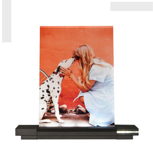 Glasbild in Farbe mit Beleuchtung – Set aus Fotoglas & LED Leuchtsockel, dein Lieblingsbild auf Glas verewigt, Größe S im Hochformat | LOOXIS
