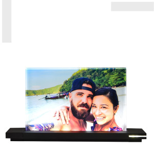 Glasbild in Farbe mit Beleuchtung – Set aus Fotoglas & LED Leuchtsockel, dein Lieblingsbild auf Glas verewigt, Größe M im Querformat | LOOXIS