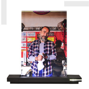 Glasbild in Farbe mit Beleuchtung – Set aus Fotoglas & LED Leuchtsockel, dein Lieblingsbild auf Glas verewigt, Größe M im Hochformat | LOOXIS