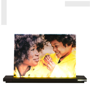 Glasbild in Farbe mit Beleuchtung – Set aus Fotoglas & LED Leuchtsockel, dein Lieblingsbild auf Glas verewigt, Größe L im Querformat | LOOXIS