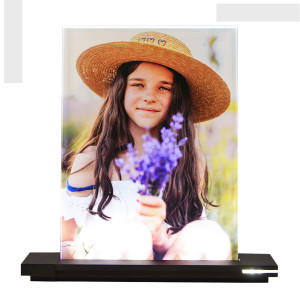 Glasbild in Farbe mit Beleuchtung – Set aus Fotoglas & LED Leuchtsockel, dein Lieblingsbild auf Glas verewigt, Größe L im Hochformat | LOOXIS