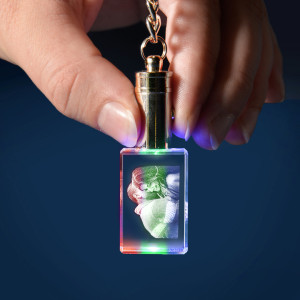 Personalisierter Glasfoto-Schlüsselanhänger mit farbwechselnder LED-Beleuchtung, Querformat – Dein Foto als Lasergravur, ein tolles Geschenk | LOOXIS