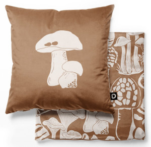 Poduszka dekoracyjna Autumn 40x40 cm grzyby na brązowym tle SELSEY