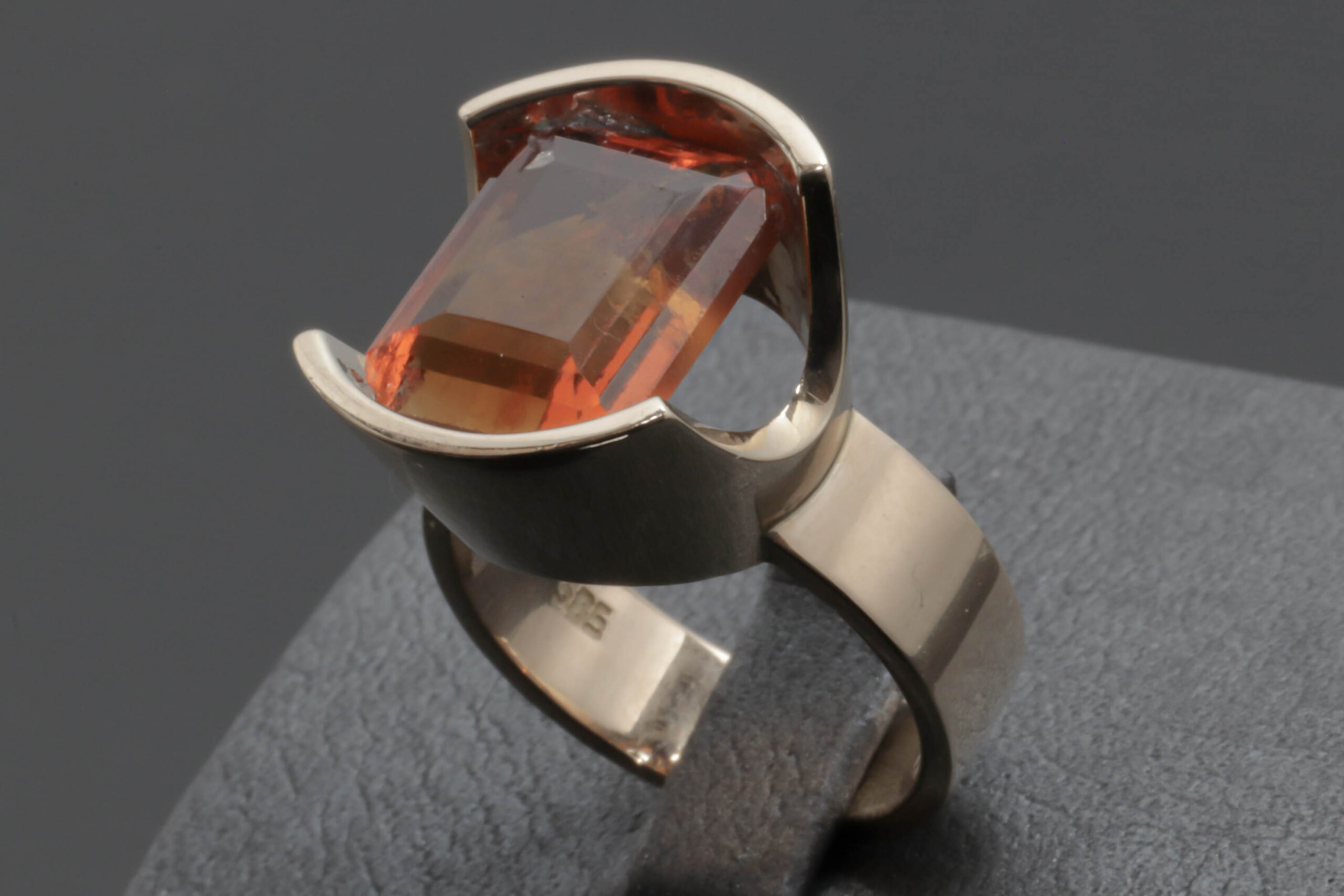 Sero Guld Dame ring med orange sten i 14 karat guld