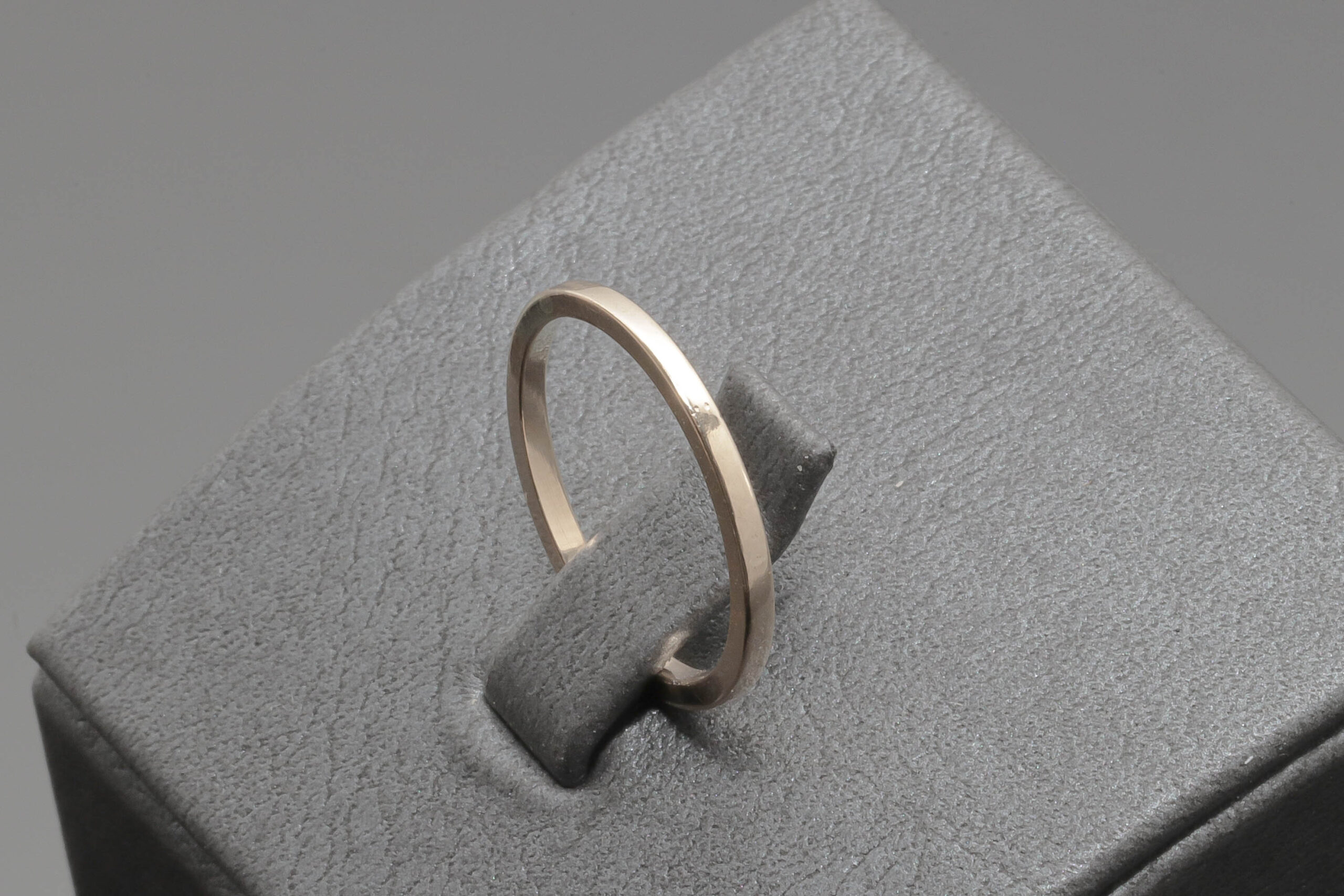 Sero Guld Elegant ring i 14 karat guld
