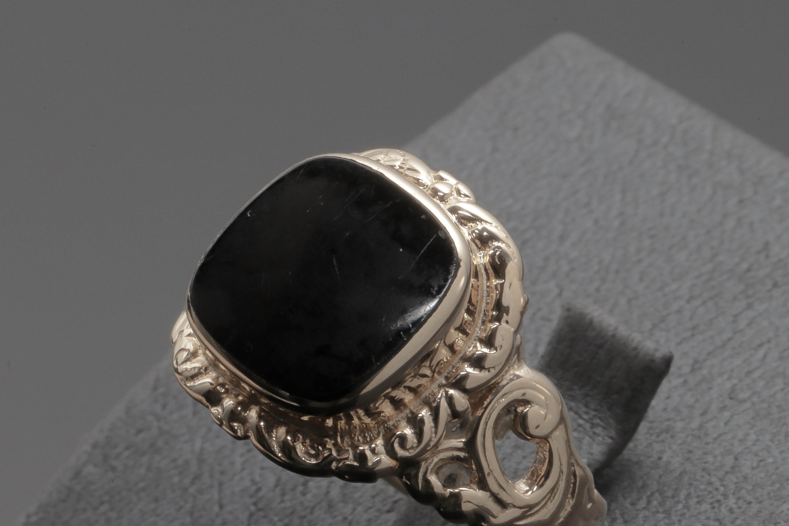 Sero Guld Ring med sort onyx i 14 karat guld