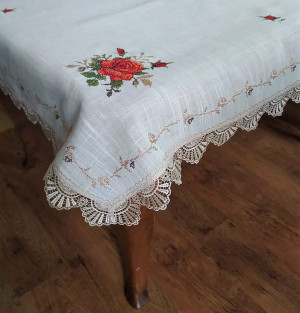 Obrus 150x220 w kolorze beżowym z czerwonymi różami