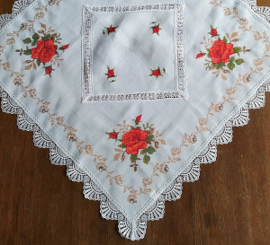 Serweta 85x85 w kolorze białym z czerwonymi różami