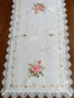 Bieżnik 60x120 w kolorze białym z różowymi różami