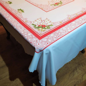 Obrus świąteczny 120x160 w kolorze białym z choinkami