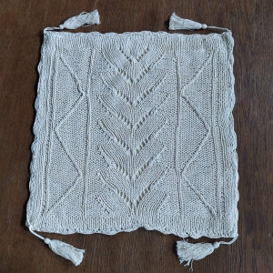 Poszewka szydełkowa w kolorze kremowym z frędzlami Fira