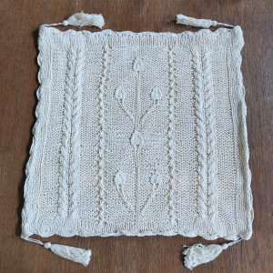 Poszewka szydełkowa w kolorze kremowym z frędzlami Flora