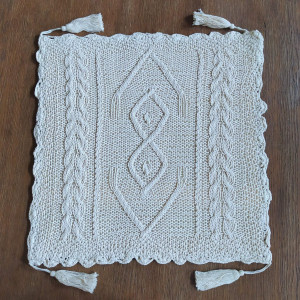 Poszewka szydełkowa w kolorze kremowym z frędzlami Boho