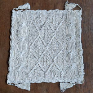 Poszewka szydełkowa w kolorze kremowym z frędzlami Arista