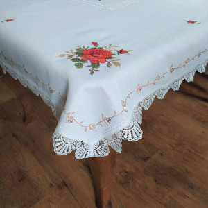 Obrus 130x180 w kolorze białym z czerwonymi różami