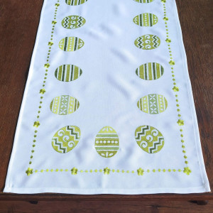 Wielkanocny bieżnik 40x85 w kolorze białym z wyhaftowanymi zielonymi pisankami