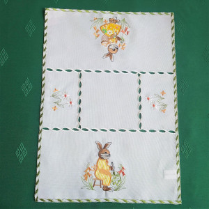 Wielkanocny bieżnik 35x50 w kolorze jasnokremowym z wyhaftowanymi zajączkami