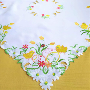 Wielkanocna serweta 85x85 w kolorze białym z wyhaftowanymi kolorowymi pisankami i kurczaczkami