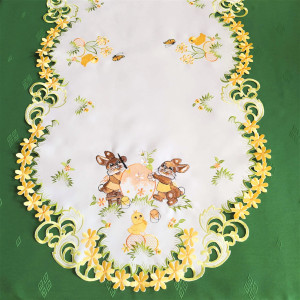 Wielkanocny bieżnik 60x120 w kolorze białym z wyhaftowanym zajączkami malującymi pisankę