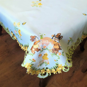 Wielkanocny obrus 130x180 w kolorze białym z wyhaftowanym zajączkami malującymi pisankę