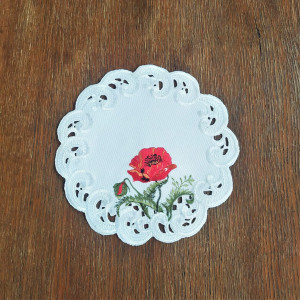 Serwetka o średnicy 20 cm w kolorze białym z czerwonymi makami