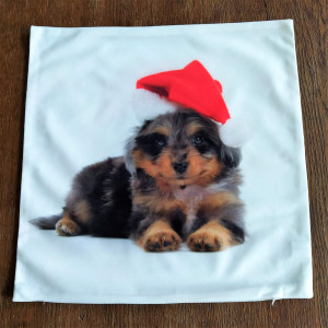 Bożonarodzeniowa poszewka dekoracyjna Piesek w czapce Świętego Mikołaja