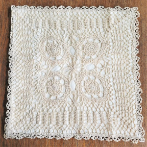 Poszewka dekoracyjna ozdobiona szydełkiem