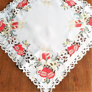 Serweta świąteczna 85x85 w kolorze białym z wyhaftowanym stroikiem świątecznym
