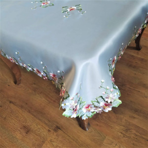 Obrus 130x180 w kolorze popielatym z bratkami