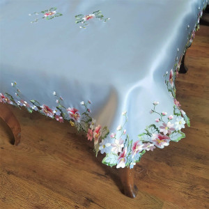 Obrus 140x220 w kolorze popielatym z bratkami