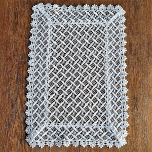 Gipiurowa serwetka 30x45 w kolorze białym