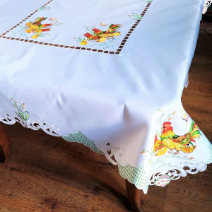 Wielkanocny obrus 150x220 w kolorze białym z wyhaftowaną kurzą rodziną