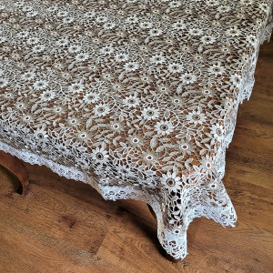 Gipiurowy obrus 150x260 w kremowo-brązowe kwiaty