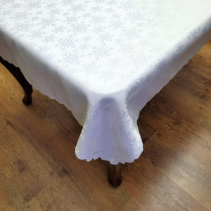 Obrus plamoodporny 140x220 w kolorze białym w śnieżynki