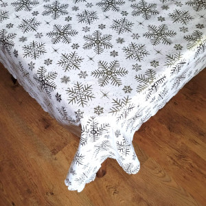 Obrus plamoodporny 140x220 w kolorze białym w srebrne śnieżynki