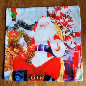 Bożonarodzeniowa poszewka dekoracyjna Święty Mikołaj w fotelu