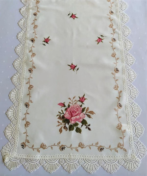 Bieżnik 60x120 w kolorze kremowym z różowymi różami
