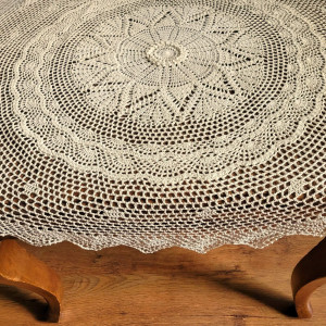 Obrus szydełkowy o średnicy 105 cm w kolorze beżowym „Aniela”